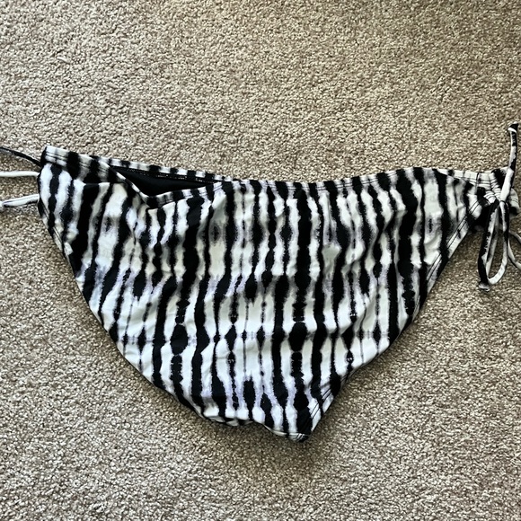Womens converse bathing suit - Picture 3 of 3